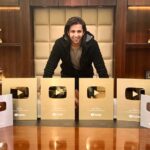 Hesham Gamal Instagram - Roznama’s Youtube Awards 2011-2020 🙏🏻😊 ‎انا مش من الناس اللي بحب اتصور وانزل كل جايزه بتجيلي بس مع بداية سنه ٢٠٢٠ وصلنا ل ٢ و نصف مليار مشاهده على يوتيوب و ٨ مليون مشترك على كل قنوات روزناما على يوتيوب والاعلى في مصر الحمد لله 😇 ‎فحبيت انزل الصوره عشان أشكر كل الفنانين وكل صناع الأعمال اللي شفتوها من اول يوم للشركه في ٢٠١١ ولحد النهرده ❤️ وشكرا للمصور الفنان كريم نور اللي صورني الصوره دي 😘