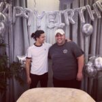 Hesham Gamal Instagram - كل سنه وانت طيب يا هشام واحب أهديلك الشعر ده 👨‍🎨 ‎عاشِـرْ أُنَاسـاً بِالـذَّكَـاءِ تَمَيَّـزُوا ‎وَاخْتَـرْ صَدِيقَكَ مِنْ ذَوِي الأَخْـلاقِ ‎أَخِـلاَّءُ الـرِّجَـالِ هُـمْ كَثِيـرٌ ‎وَلَكِـنْ فِـي البَـلاَءِ هُـمْ قَلِيـلُ ‎حبيت ابدأ كلامي بأبيات شعر عشان انا (و اعوذ بالله من كلمة انا)مثقّف😌وداون تو إيرث🙏🏻،كل سنة وانت طيب يا هشام ويا رب تحقق كل اللي تتمناه،وانا عارف انك بتتمني لينا كلنا الخير و احنا عارفين ده كويس قولاً و فعلاً،انت حقيقي تستاهل كل خير،والله يا جماعة هشام بيتعامل معانا انه اخونا مش صاحبنا❤️😍❤️،بحبك جداً وطول الوقت بقول اني محظوظ بصداقتك،والسلام عليكم ورحمة الله ❤️❤️❤️❤️❤️