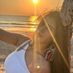 Hiba Nawab Instagram - Shining in the setting sun 💫
