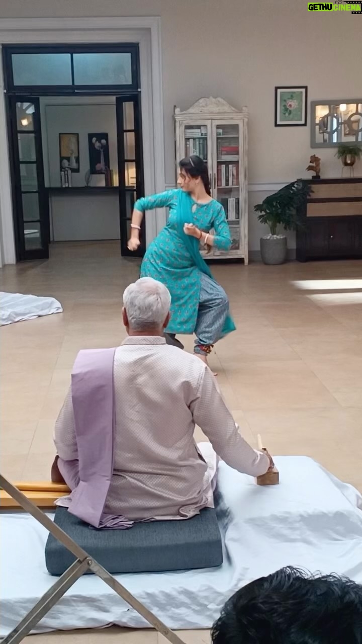 Hiba Nawab Instagram - Feeling incredibly grateful for the opportunity to explore a new dance form through my role as Jhanak! Itβs been an amazing journey of growth and self-discovery. πβ¨ @starplus P.S. Apni khud ki kamiyon ko samajhte hue, mehnat jari hai! πͺπ #KaamChalu #DancePassion
