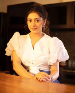 Hiba Nawab Instagram - Glowing in my own light💫 . 📸 @blueskyfilmz Mumbai, Maharashtra