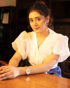 Hiba Nawab Instagram - Glowing in my own light💫
.
📸 @blueskyfilmz