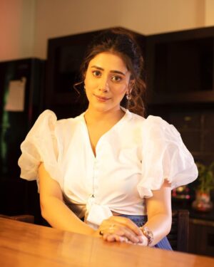Hiba Nawab Instagram - Glowing in my own light💫
.
📸 @blueskyfilmz