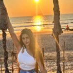 Hiba Nawab Instagram - Shining in the setting sun 💫