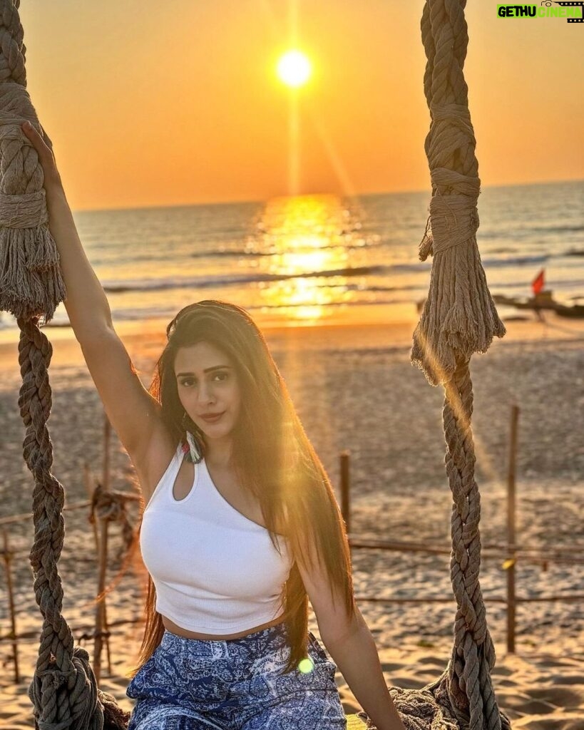 Hiba Nawab Instagram - Shining in the setting sun 💫