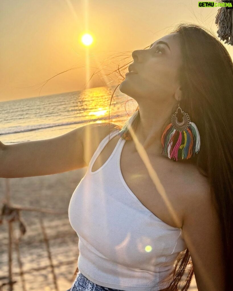 Hiba Nawab Instagram - Shining in the setting sun 💫