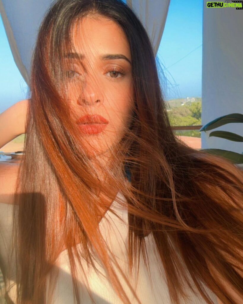 Hiba Nawab Instagram - Golden hour selfies be my fav 💫