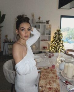 Hilona Gos Instagram - 6 mois d’amours, 6 mois de nourritures, 6 mois d’hormones 💖 Peut on parler de la bouille de Romy ? 🥹