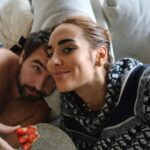 Hilona Gos Instagram - Heureusement Ted va mieux mais faut continuer à le surveiller donc on a profiter pour faire une journée à la maison chill à grignoter et à profiter de notre petite famille. Le soir on a fait un restaurant entre amis mais chacun de son côtés. Par contre Ted et Romy ne veulent jamais me laisser partir en paix vous aussi ils vous font ça ? 😂🤍