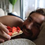 Hilona Gos Instagram - Heureusement Ted va mieux mais faut continuer à le surveiller donc on a profiter pour faire une journée à la maison chill à grignoter et à profiter de notre petite famille. Le soir on a fait un restaurant entre amis mais chacun de son côtés. Par contre Ted et Romy ne veulent jamais me laisser partir en paix vous aussi ils vous font ça ? 😂🤍