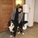 Hilona Gos Instagram - Heureusement Ted va mieux mais faut continuer à le surveiller donc on a profiter pour faire une journée à la maison chill à grignoter et à profiter de notre petite famille. Le soir on a fait un restaurant entre amis mais chacun de son côtés. Par contre Ted et Romy ne veulent jamais me laisser partir en paix vous aussi ils vous font ça ? 😂🤍