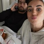 Hilona Gos Instagram - Genoux 3 - polo 0 Après 3 opérations des genoux je crois qu’on aura compris que le rugby c’est douloureux 🙃 Pas de panique @paulandre.a26 est un guerrier et avec moi comme infirmière et un hôpital comme ça on est comme en vacances 😂 On reste 3 jours pour être sûre que tout vas bien (sinon on serait déjà avec nos autres enfants) En Corse il n’y a pas tout les soins donc on peut pas prendre le risque de repartir immédiatement. On en profite pour bien manger avant le retour au régime équilibré pour bébé 🦋Le plus important c’est qu’on soit tout les trois 💖🩵