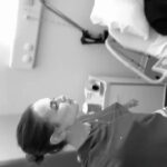 Hilona Gos Instagram - Genoux 3 - polo 0 Après 3 opérations des genoux je crois qu’on aura compris que le rugby c’est douloureux 🙃 Pas de panique @paulandre.a26 est un guerrier et avec moi comme infirmière et un hôpital comme ça on est comme en vacances 😂 On reste 3 jours pour être sûre que tout vas bien (sinon on serait déjà avec nos autres enfants) En Corse il n’y a pas tout les soins donc on peut pas prendre le risque de repartir immédiatement. On en profite pour bien manger avant le retour au régime équilibré pour bébé 🦋Le plus important c’est qu’on soit tout les trois 💖🩵