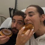 Hilona Gos Instagram - Genoux 3 - polo 0 Après 3 opérations des genoux je crois qu’on aura compris que le rugby c’est douloureux 🙃 Pas de panique @paulandre.a26 est un guerrier et avec moi comme infirmière et un hôpital comme ça on est comme en vacances 😂 On reste 3 jours pour être sûre que tout vas bien (sinon on serait déjà avec nos autres enfants) En Corse il n’y a pas tout les soins donc on peut pas prendre le risque de repartir immédiatement. On en profite pour bien manger avant le retour au régime équilibré pour bébé 🦋Le plus important c’est qu’on soit tout les trois 💖🩵