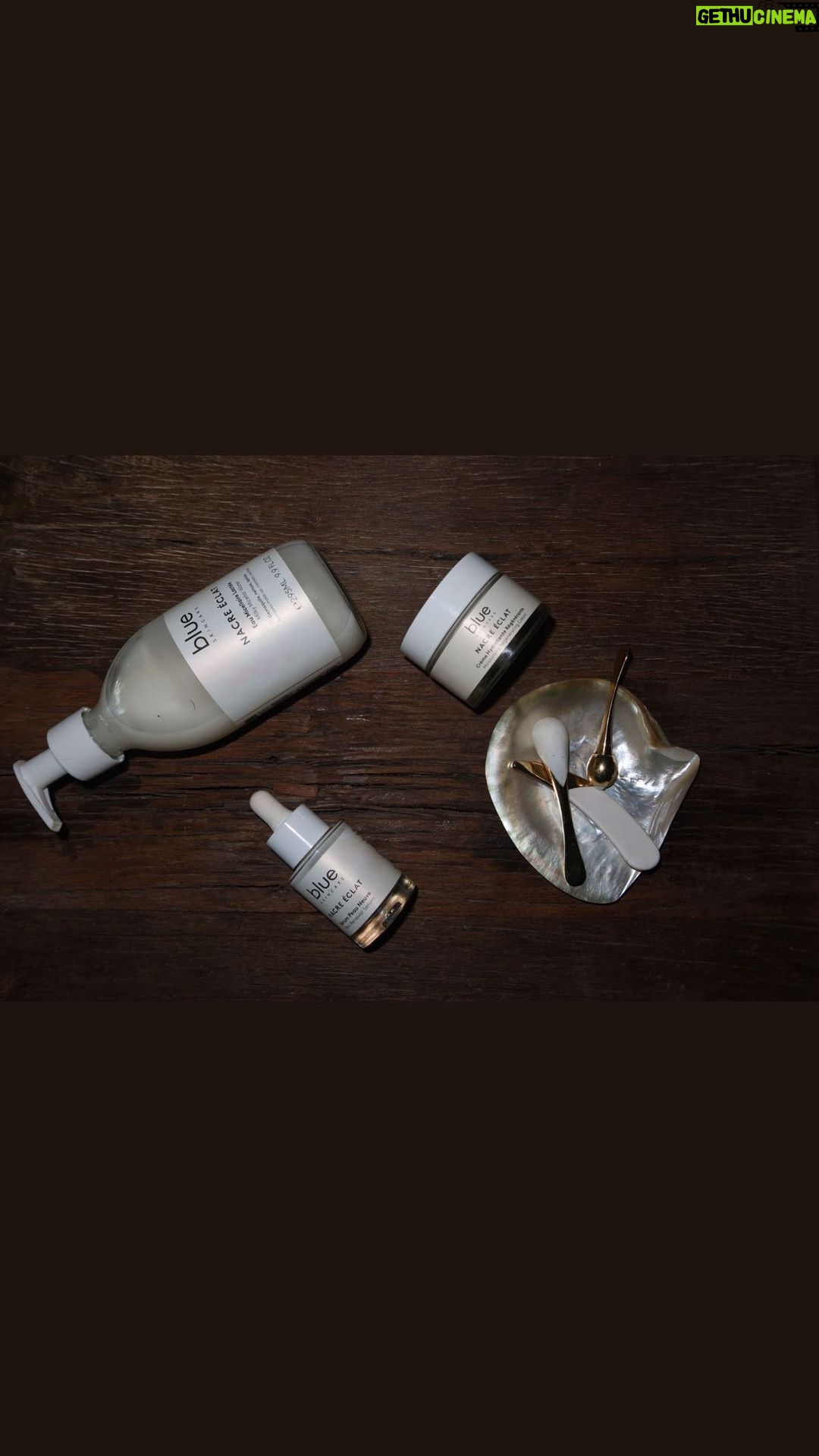 Hilona Gos Instagram - Ma routine skincare avec @blueskincare.official , j’utilise cette routine tous les matins et soirs et grâce au pouvoir de la nacre qui est régénérant ma peau est comme neuve. Profitez de mon offre BLUEHILONA30 (-30% sur tout le site blue-skincare.com) jusqu’au 25décembre 🤍🩵 Collaboration commerciale rémunérée