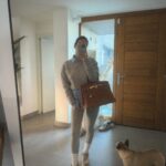 Hilona Gos Instagram - 1. Quand j’essaie de faire la belle pour me re donner confiance 2. Quand j’emmène mes parents en escapade 😂 3. Ma belle mère qui tourne sa première vidéo YouTube 4. Les plus beaux de mon cœur 5. Ça bosse sur mes prochaines vidéos YouTube 6. Balade en forêt en famille avec notre superbe vidéaste pour YouTube 7. De retour à la maison dans une tenue comfy