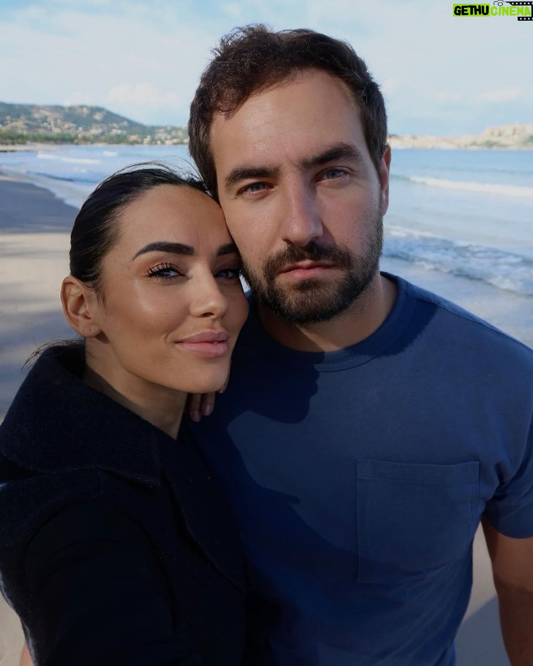 Hilona Gos Instagram - Depuis que je suis enceinte je me rend compte que certains ne sont plus là. Merci à ceux qui sont présents au quotidien et merci à ma famille d’être venu me voir j’en avais tellement besoin 🦋🌈🩵