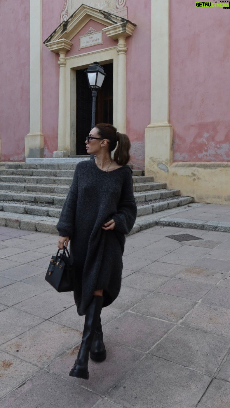 Hilona Gos Instagram - Ça y est notre robe pull est enfin sorti sur @sorella.ha en plusieurs couleurs ! Perso coup de cœur pour ce gris et la bleu ciel 🩶