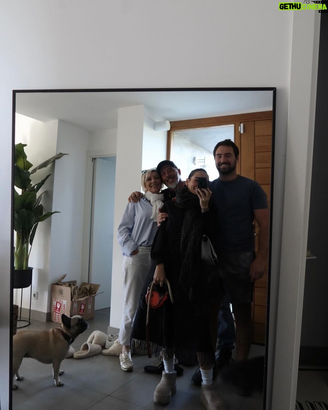 Hilona Gos Instagram - Depuis que je suis enceinte je me rend compte que certains ne sont plus là. Merci à ceux qui sont présents au quotidien et merci à ma famille d’être venu me voir j’en avais tellement besoin 🦋🌈🩵