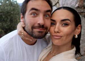 Hilona Gos Instagram - Il est enfin rentré mon @paulandre.a26 certes sous la pluie mais on est heureux de se retrouver parce qu’il m’avait manqué quand même 🤍🦋 10 jours c’est un peu long 😏