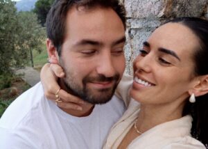 Hilona Gos Instagram - Il est enfin rentré mon @paulandre.a26 certes sous la pluie mais on est heureux de se retrouver parce qu’il m’avait manqué quand même 🤍🦋 10 jours c’est un peu long 😏