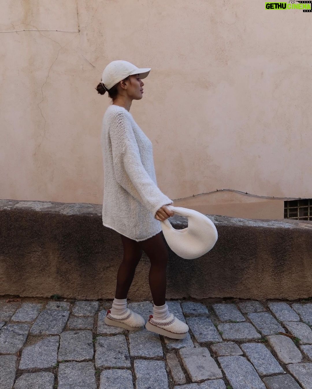 Hilona Gos Instagram - Ça faisait longtemps que je vous avez pas posté un petit look et surtout un look avec la nouvelle collection @sorella.ha dont je suis très fière ! 🥺🤍 Merci pour vos toutes commandes qu’on prépare avec amour avec la team 🫶🏼