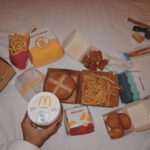 Hilona Gos Instagram - Nous sommes parties en Italie avec @laurasecondi pour faire la collection d’hiver de cette année! Mais en réalité voici ma routine habituel : manger (macdo de préférence) dormir et encore manger ahah , et vous votre routine en ce moment? 🦋
