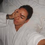 Hilona Gos Instagram - Nous sommes parties en Italie avec @laurasecondi pour faire la collection d’hiver de cette année! Mais en réalité voici ma routine habituel : manger (macdo de préférence) dormir et encore manger ahah , et vous votre routine en ce moment? 🦋