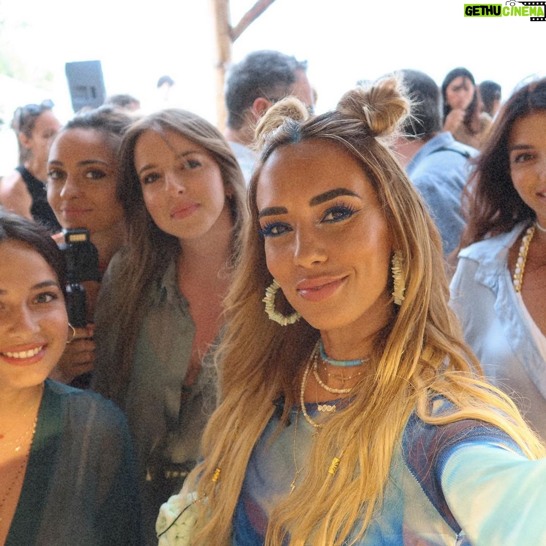 Hilona Gos Instagram - OMG la vidéo sur Calvi on the rock est sortie (lien dans ma bio) non censurée 🤣🤣