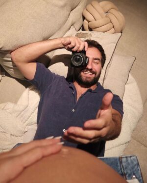 Hilona Gos Instagram - Bientôt on sera 3 trois tu te rends compte ? @paulandre.a26 
Déjà trop hâte de te rencontrer Poulpi d’amour 🩵