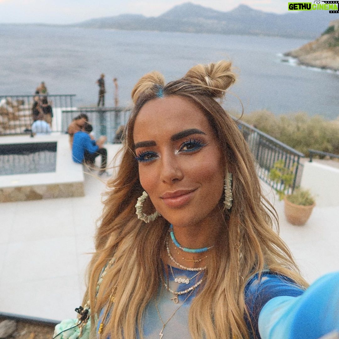 Hilona Gos Instagram - OMG la vidéo sur Calvi on the rock est sortie (lien dans ma bio) non censurée 🤣🤣