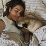 Hilona Gos Instagram - Unposted du mois 1- Romy et sa maman dans le lit, 90% de mon temps actuellement 2- Paulo qui essaie de me détendre avec sa passion jazz 3- Asperges corses qui ont fini en brouillade 💚 4- Il en marre de moi, j’aime trop l’embêter quand il dort parce que je m’ennuie 5- « Face à la mer » t’as la ref ? 😂 6- toujours Romy la ronfleuse et sa maman, qui du coup ne dort pas 7- Ma passion de femme enceinte : manger des babybel 8- Quel bonheur davoir mon Merlin dans mon jardin 9- Encore moi qui mange, j’aime trop maaanger Si j’avais du choisir une vie, c’est exactement celle là que j’aurais choisie. Je vous aime ma famille @paulandre.a26 merci pour le paradis 🥹❤️