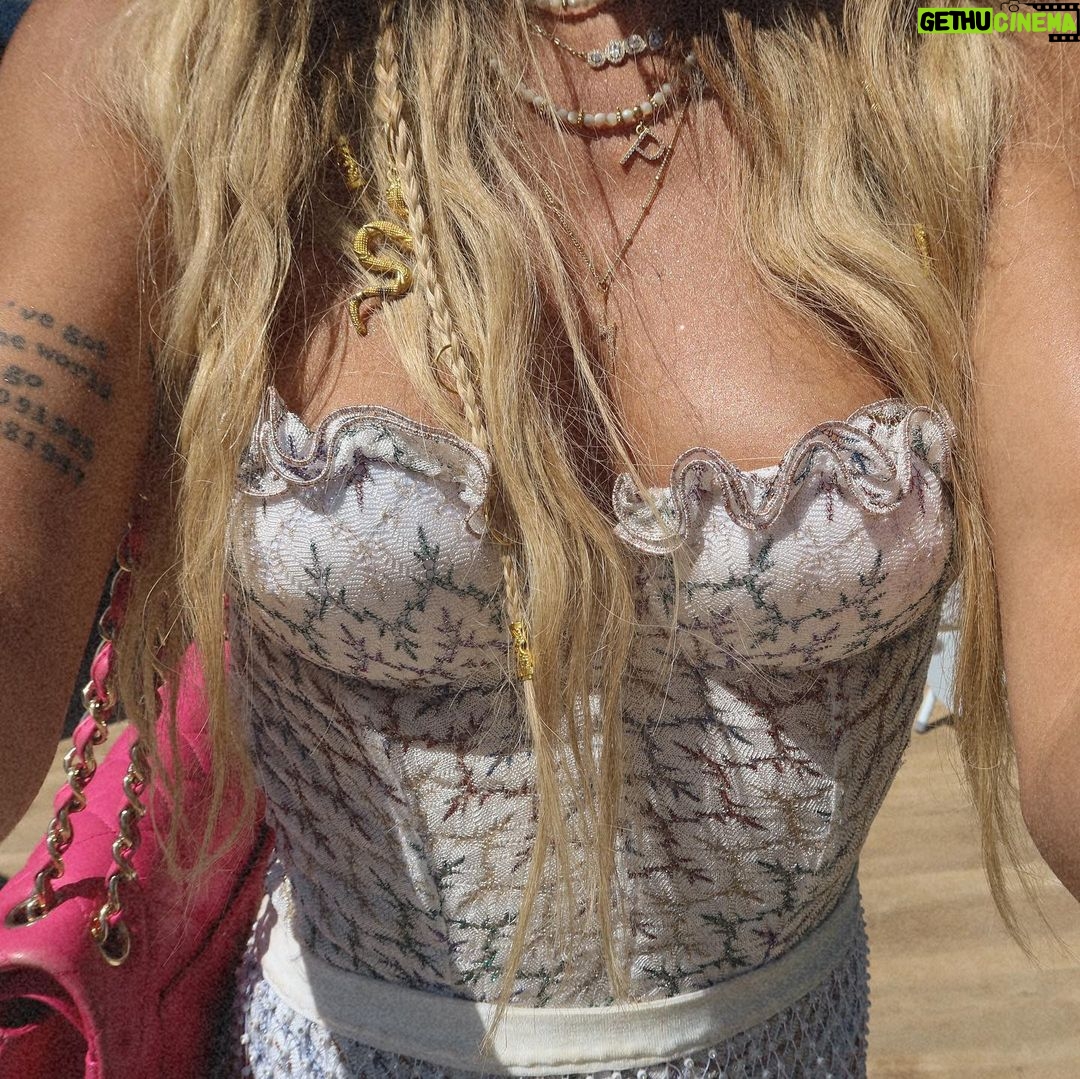 Hilona Gos Instagram - OMG la vidéo sur Calvi on the rock est sortie (lien dans ma bio) non censurée 🤣🤣