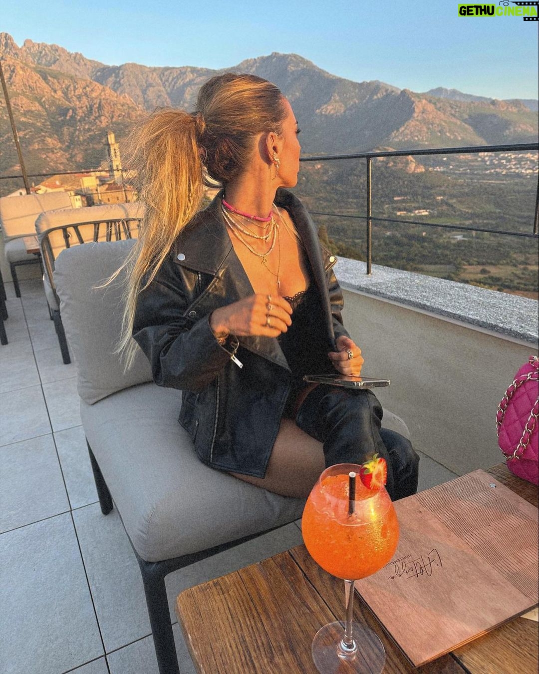 Hilona Gos Instagram - Ma vidéo sur une partie des restaurants à faire à Calvi est sortie sur ma chaîne YouTube Hiloshow (lien dans ma bio) ❤️🔥