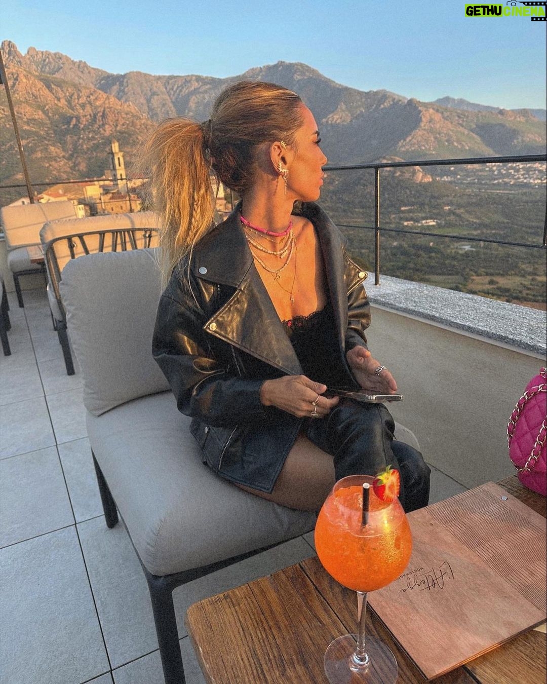 Hilona Gos Instagram - Ma vidéo sur une partie des restaurants à faire à Calvi est sortie sur ma chaîne YouTube Hiloshow (lien dans ma bio) ❤️🔥