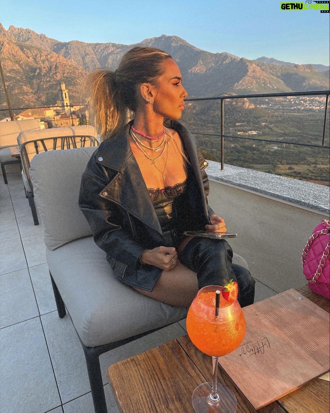 Hilona Gos Instagram - Ma vidéo sur une partie des restaurants à faire à Calvi est sortie sur ma chaîne YouTube Hiloshow (lien dans ma bio) ❤️🔥