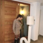 Hilona Gos Instagram - Heureusement Ted va mieux mais faut continuer à le surveiller donc on a profiter pour faire une journée à la maison chill à grignoter et à profiter de notre petite famille. Le soir on a fait un restaurant entre amis mais chacun de son côtés. Par contre Ted et Romy ne veulent jamais me laisser partir en paix vous aussi ils vous font ça ? 😂🤍