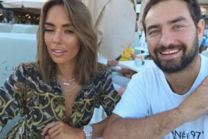 Hilona Gos Instagram - Quand je demande à @paulandre.a26 de nous prendre en photo pour vous montrer ma nouvelle coupe ça donne ça.. 🤣🤣 merci à @laurasecondi @vogue.calvi pour cette coupe 💇‍♀️ 🫶