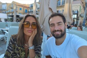 Hilona Gos Instagram - Quand je demande à @paulandre.a26 de nous prendre en photo pour vous montrer ma nouvelle coupe ça donne ça.. 🤣🤣 merci à @laurasecondi @vogue.calvi pour cette coupe 💇‍♀️ 🫶