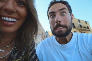 Hilona Gos Instagram - Quand je demande à @paulandre.a26 de nous prendre en photo pour vous montrer ma nouvelle coupe ça donne ça.. 🤣🤣 merci à @laurasecondi @vogue.calvi pour cette coupe 💇‍♀️ 🫶
