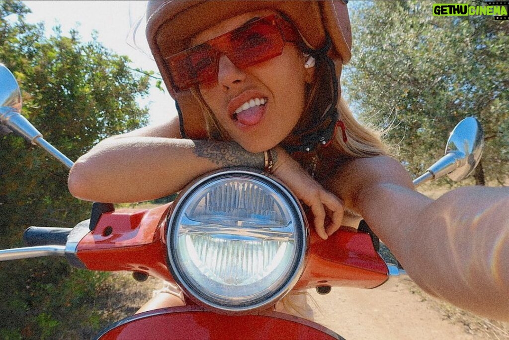 Hilona Gos Instagram - L’été en vespa ❤‍🔥