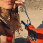 Hilona Gos Instagram - L’été en vespa ❤️‍🔥