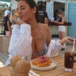 Hilona Gos Instagram - Une journée entre amis au @ninaplagecalvi ❤️‍🔥