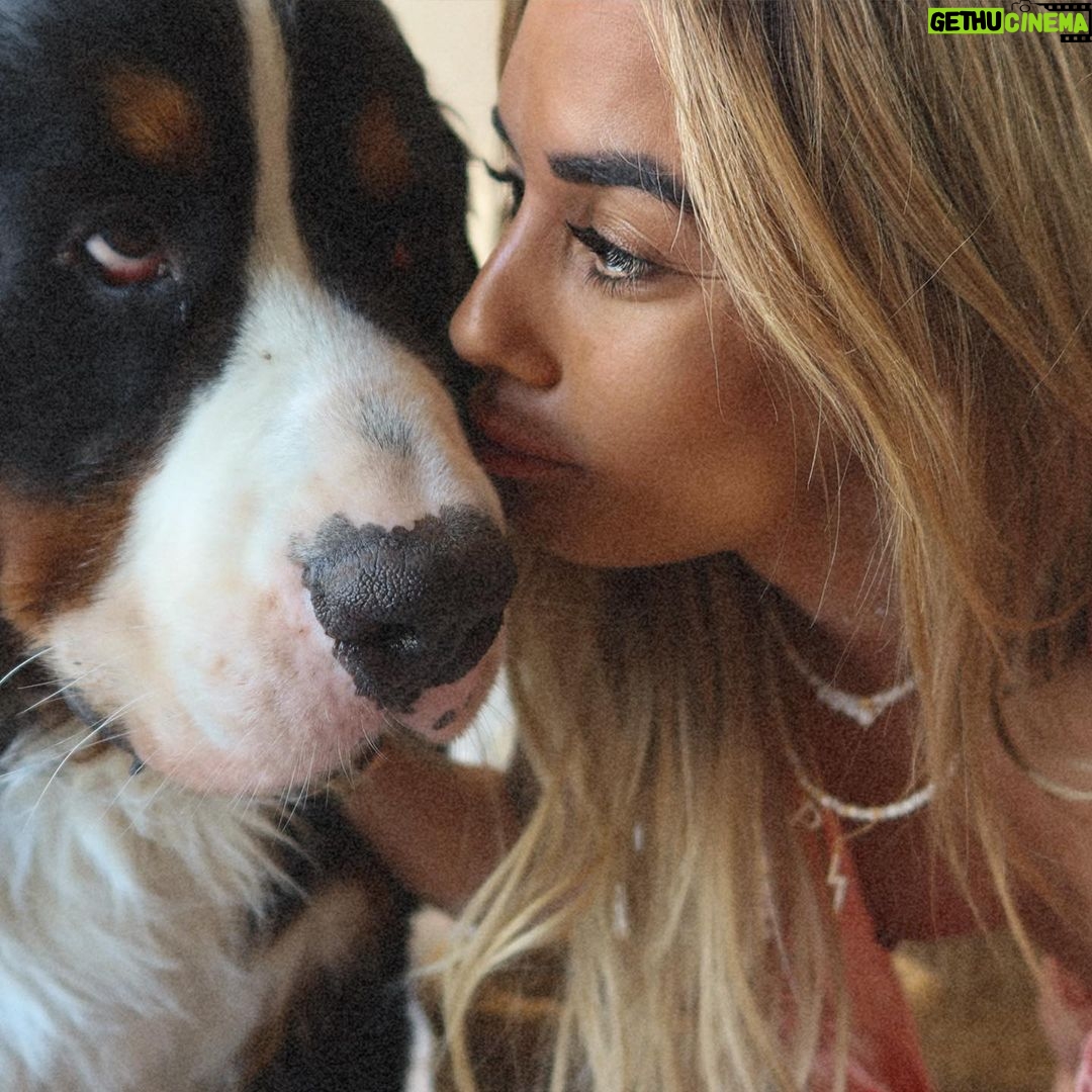 Hilona Gos Instagram - Mon gros TED, je t’aime, toi, tes poils, ta bave, et surtout tout ton amour que tu m’offre chaque jours. Mon fils ❤️🔥🥹