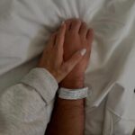 Hilona Gos Instagram - Genoux 3 - polo 0 Après 3 opérations des genoux je crois qu’on aura compris que le rugby c’est douloureux 🙃 Pas de panique @paulandre.a26 est un guerrier et avec moi comme infirmière et un hôpital comme ça on est comme en vacances 😂 On reste 3 jours pour être sûre que tout vas bien (sinon on serait déjà avec nos autres enfants) En Corse il n’y a pas tout les soins donc on peut pas prendre le risque de repartir immédiatement. On en profite pour bien manger avant le retour au régime équilibré pour bébé 🦋Le plus important c’est qu’on soit tout les trois 💖🩵