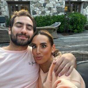 Hilona Gos Instagram - À toi, mon âme sœur, je te pardonne et je sais que tu me pardonnes aussi. À nous et notre amour éternel. Nous recommençons à zéro et une vie magnifique à deux nous attend. Dans la vie, peu importe ce qui cause votre séparation, la seule chose qui compte c'est de savoir si vous êtes capables de pardonner et si la personne en face le mérite. Je pensais en être incapable, je pensais que jamais nous ne nous retrouverions et pourtant, le temps a fait que j'ai réalisé que sans lui, la vie n'a pas le même goût et je ne veux plus jamais avoir à vivre une seconde sans ses bras. Merci de garder vos avis malveillants et commentaires désobligeants pour vous. Chacun a le droit à l'erreur, et si moi je décide de pardonner, j'espère que vous aussi vous comprendrez mon choix... À toi, mon amour, je t'aime indéfiniment ♥️