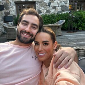 Hilona Gos Instagram - À toi, mon âme sœur, je te pardonne et je sais que tu me pardonnes aussi. À nous et notre amour éternel. Nous recommençons à zéro et une vie magnifique à deux nous attend. Dans la vie, peu importe ce qui cause votre séparation, la seule chose qui compte c'est de savoir si vous êtes capables de pardonner et si la personne en face le mérite. Je pensais en être incapable, je pensais que jamais nous ne nous retrouverions et pourtant, le temps a fait que j'ai réalisé que sans lui, la vie n'a pas le même goût et je ne veux plus jamais avoir à vivre une seconde sans ses bras. Merci de garder vos avis malveillants et commentaires désobligeants pour vous. Chacun a le droit à l'erreur, et si moi je décide de pardonner, j'espère que vous aussi vous comprendrez mon choix... À toi, mon amour, je t'aime indéfiniment ♥️
