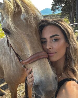 Hilona Gos Instagram - Finalement, vous aviez raison on a les mêmes dents 🤣😏