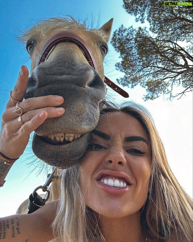 Hilona Gos Instagram - Finalement, vous aviez raison on a les mêmes dents 🤣😏