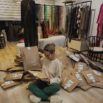 Hilona Gos Instagram – Merci !!! Je ne sais pas quoi dire d’autre. J’ai pris cette photo hier à 4h30heures du matin, en pyjama et en pantoufles, et il me reste encore pas mal de commandes à faire. Mais merci, merci, car grâce à vous et au fait que vous aimiez à ce point @sorella.ha , j’arrive enfin à savoir où était ma voie ! Je suis partie en pleine nuit faire mes colis car j’allais vraiment mal, et la seule chose aujourd’hui qui me fait du bien, c’est de travailler avec passion ! Et merci de me suivre dans cette aventure incroyable. J’espère que vos vêtements vous plairont. Retrouvez la nouvelle collection sur sorella.shop ou en boutique au 18 boulevard Wilson, 20260 Calvi. 🫶 Boulevard Wilson Calvi